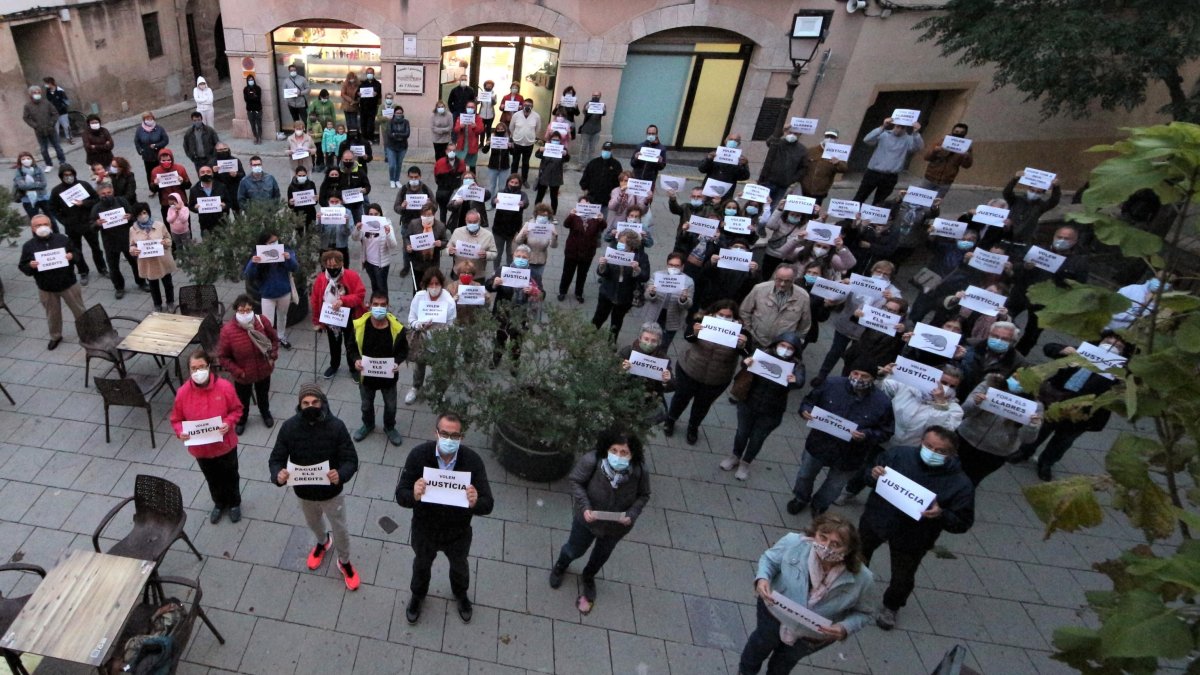 Concentració d’un centenar de persones a l’Aleixar en reclam de respostes jurídiques davant la fallida de la Cooperativa.