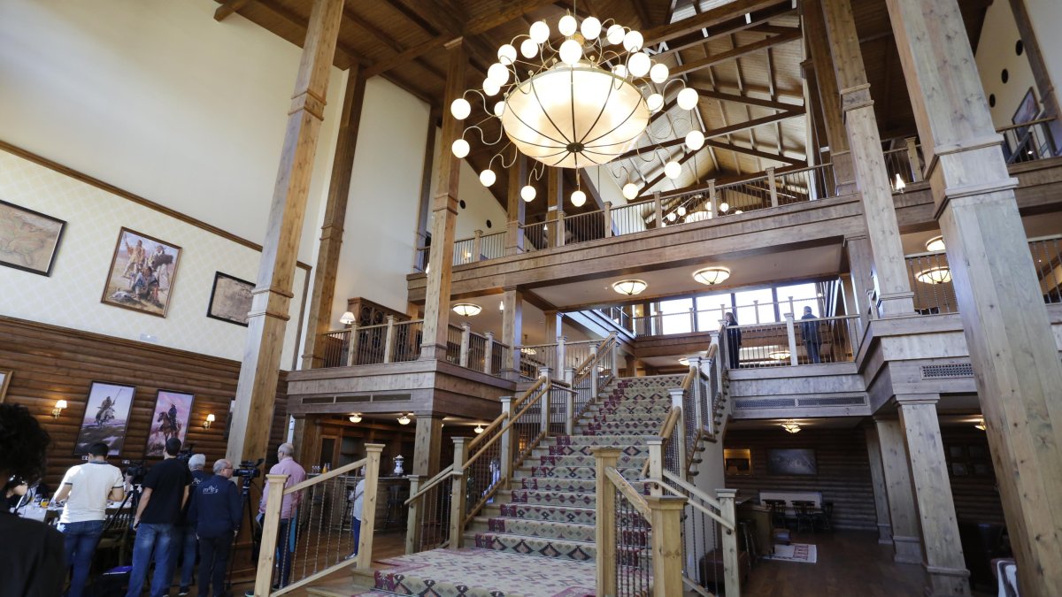 Hall del hotel Colorado Creek, construido en madera, que cuenta con un total de 150 habitaciones.