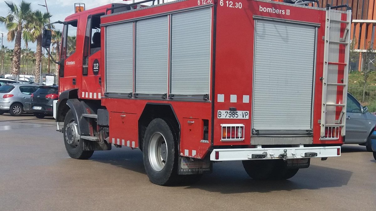 En la extinción han participado cuatro dotaciones de bomberos.