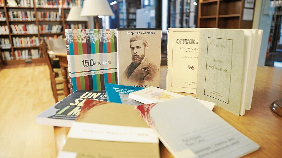 Alguns dels llibres de les Edicions del Centre de Lectura.