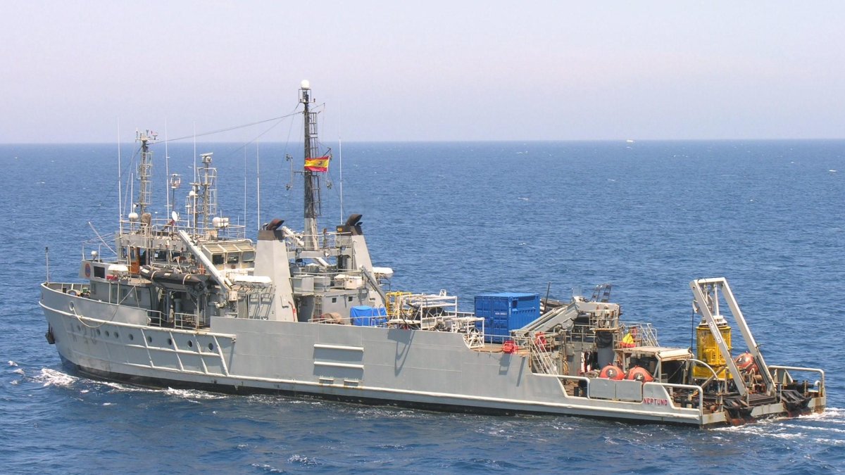 El buque de rescate 'Neptuno' ha participado en las labores de búsqueda de la aeronave.