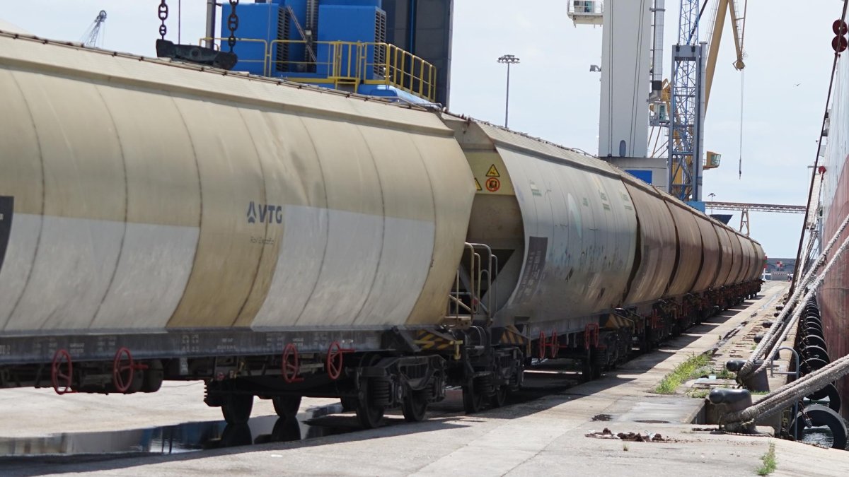 El Port refuerza su oferta logística de productos agroalimentarios con un nuevo servicio por tren hasta Monzón.