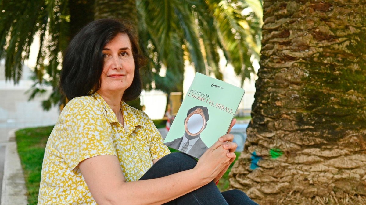 L’artista Àurea Bellera amb un exemplar de la seva primera novel·la ‘L’home i el mirall’.