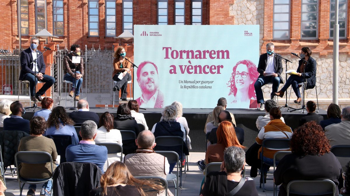 El conseller d’Acció exterior, Bernat Solé; el president del Parlament, Roger Torrent; la diputada tarragonina Raquel Sans; i l’alcalde Pau Ricomà, davant del Rectorat de la URV.
