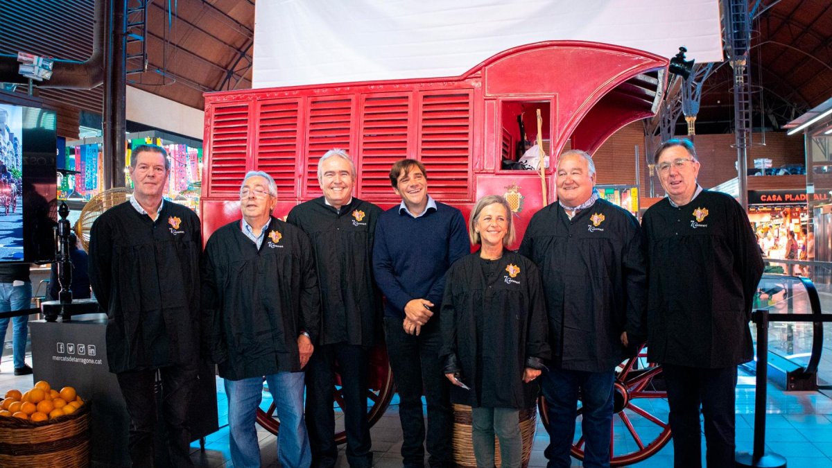 Los representantes del Gremi y del Ayuntamiento, ayer en la presentación dels Tres Tombs.