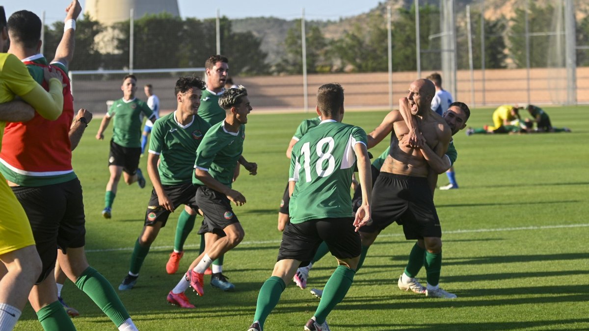Los jugadores del Ascó celebran el tanto del ascenso conseguido por Adri Fernández.