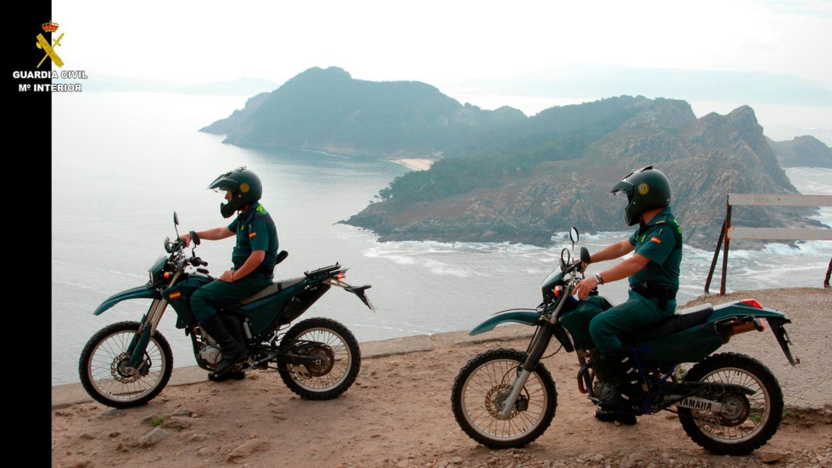 Agentes del Seprona realizando tareas de vigilancia de la fauna.