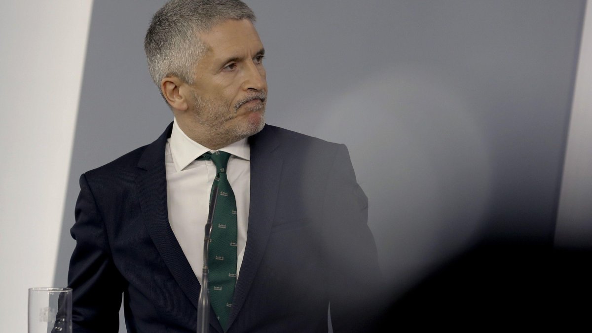 Imagen del ministro del Interior Grande-Marlaska durante la rueda de prensa de este martes.