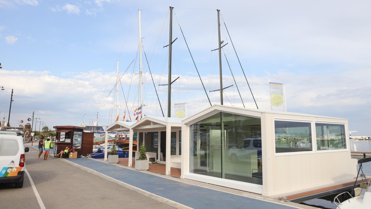 La semana pasada se instalaron las cristales de las casetas de Marina Cambrils.