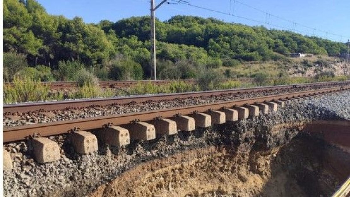 Renfe habilita un bus entre Sitges y Vilanova por el socavón en las vías de tren