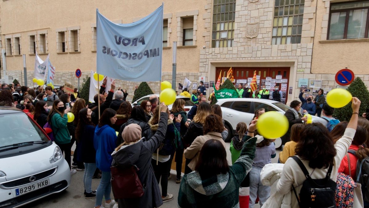 Una protesta de educación en Tortosa. Hay afectados del mundo de la enseñanza pero también de otros sectores públicos.