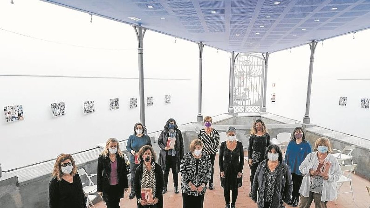 Núria Naval también forma parte del colectivo Reusenques de Lletres con quien ha publicado varios libros.