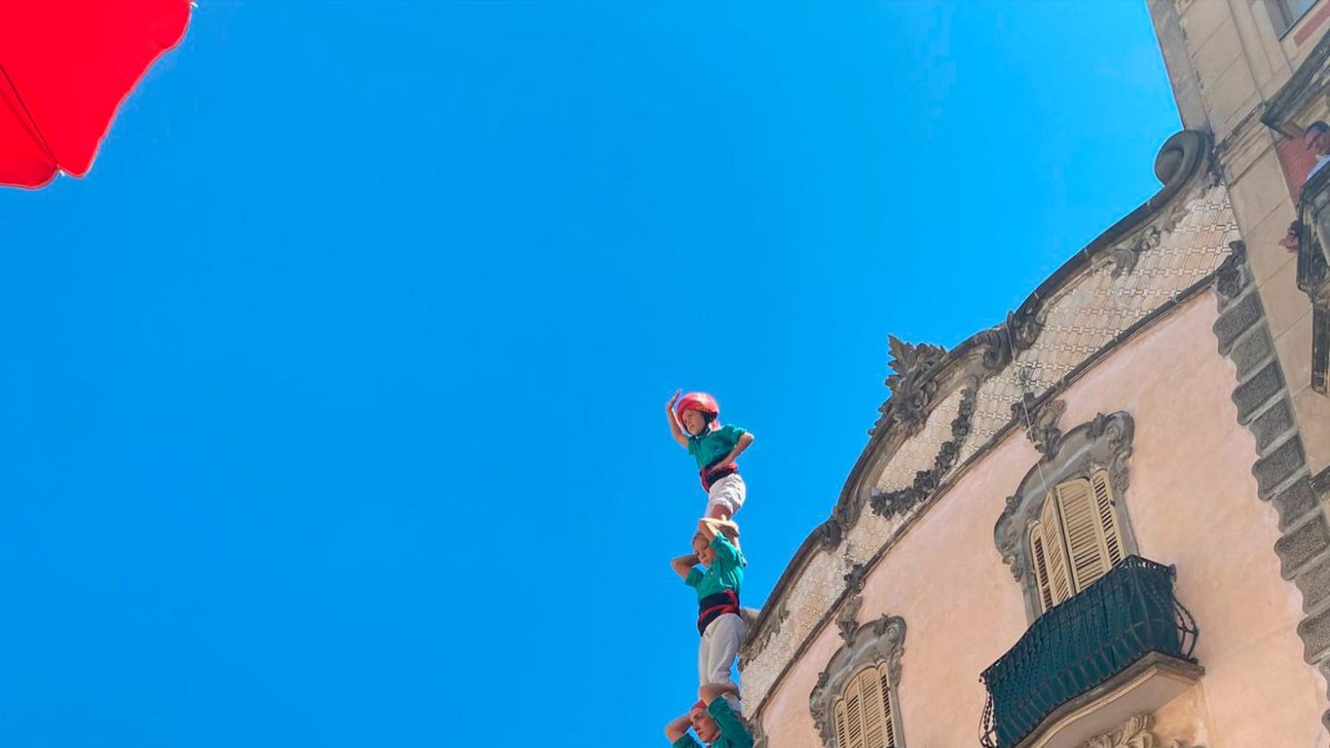 Els Castellers de Vilafranca es refeien de la caiguda de 4d9fp, descarregant el 4d8p.
