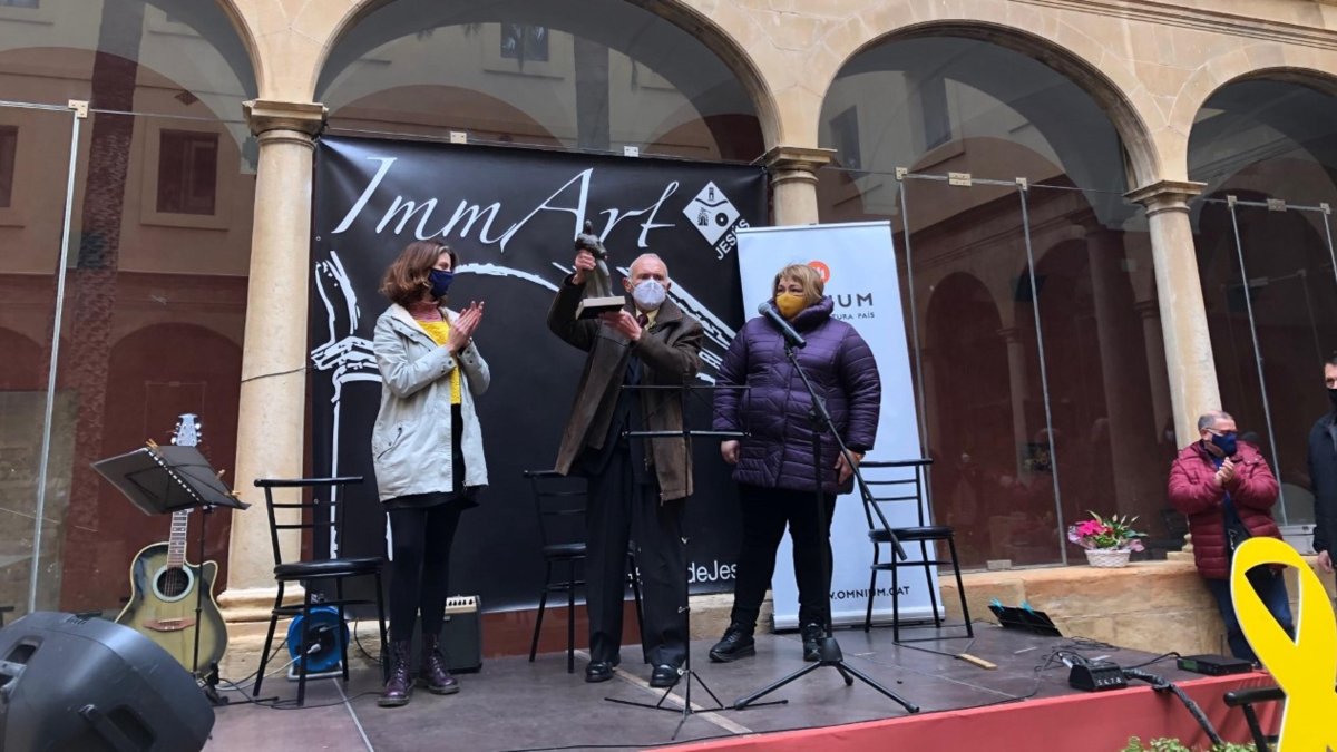 Joan Panisello recollint el guardó ahir a l’espai ImmArt de Jesús.