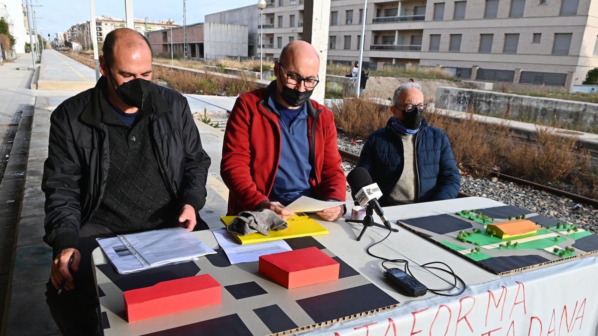 Los representantes de la Plataforma defienden que es posible mantener el edificio.