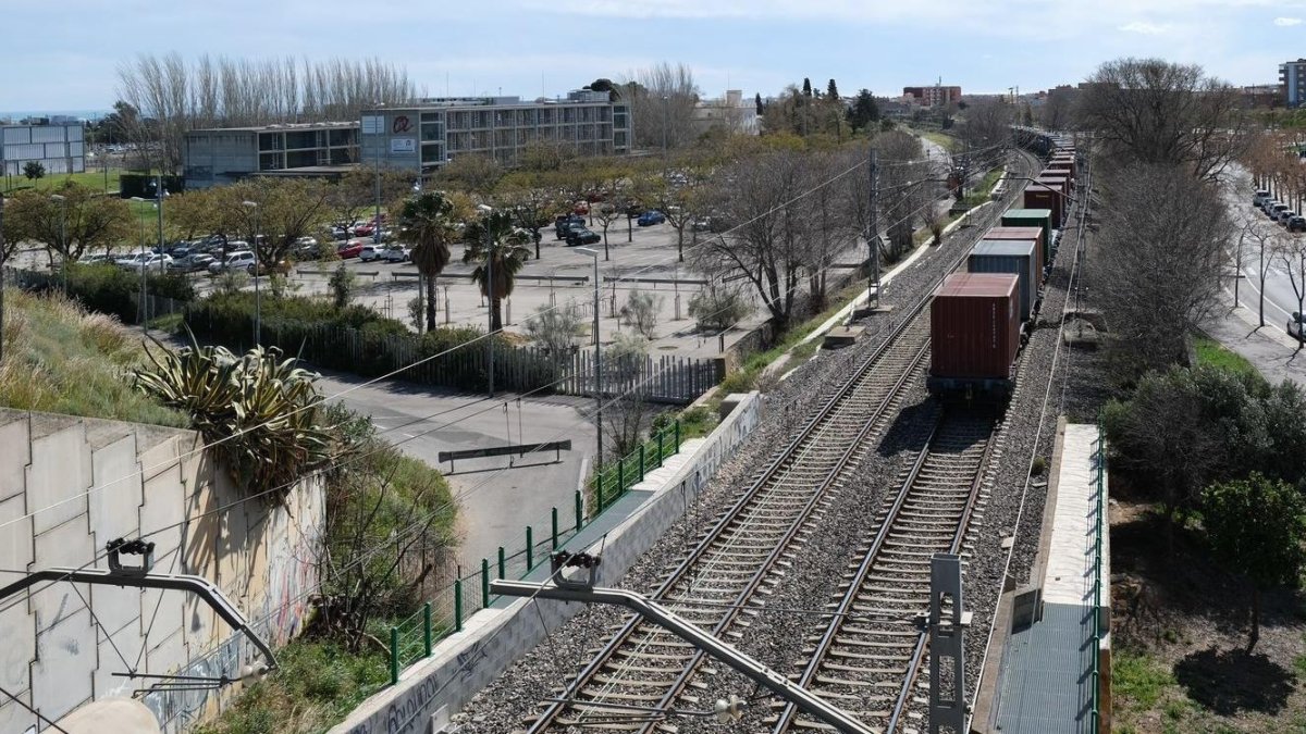 Zona de vías donde se ubicará el futuro apeadero de Bellissens.