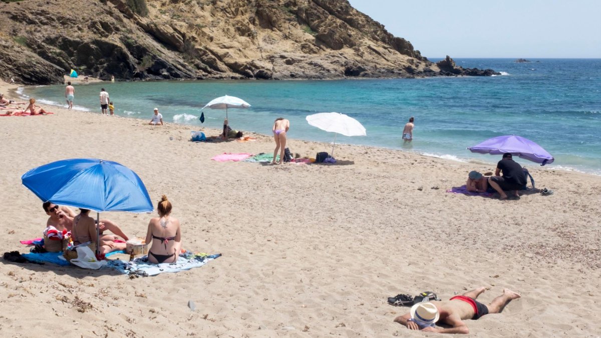 Las playas españolas se llenan ante las altas temperaturas.