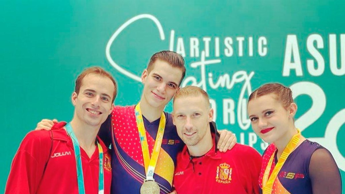 Pau García, segundo por la izquierda, y Andrea Silva, la primera por la derecha, posan con sus medallas logradas’.