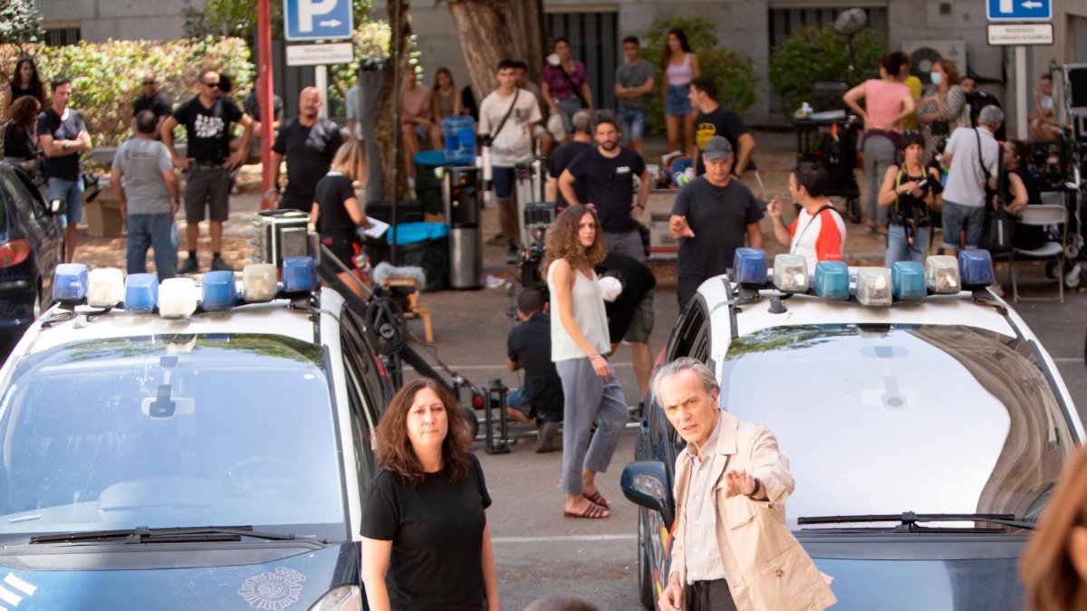 Belén Macías (i) y Jose Coronado, junto con el equipo de rodaje, en un descanso del mismo.