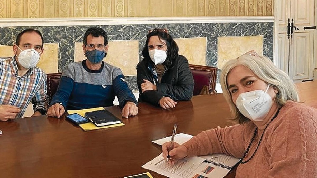 La concejal Paula Varas (ERC), en primer término, en la reunión del pasado jueves con las tres federaciones de vecinos de la ciudad.