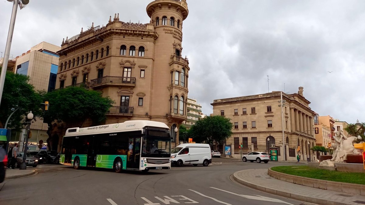 Un bus impulsado por hidrógeno circulando recientemente por la ciudad de Tarragona.