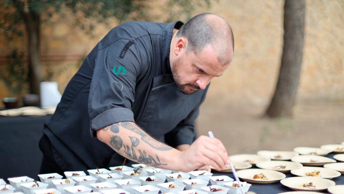 Juan Diego, propietario y cocinero de La Muela y Xivarri, preparando una de las creaciones que forman parte del evento.
