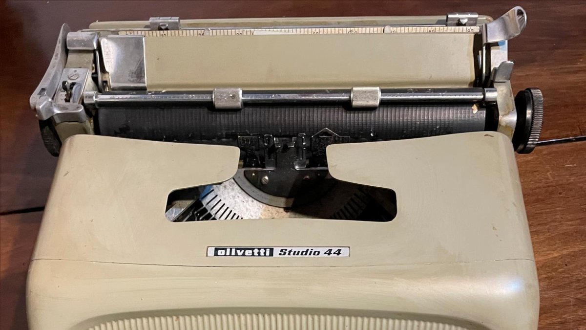 Màquina d’escriure Olivetti «Studio 44» i un parell de ploms del Diario Español.