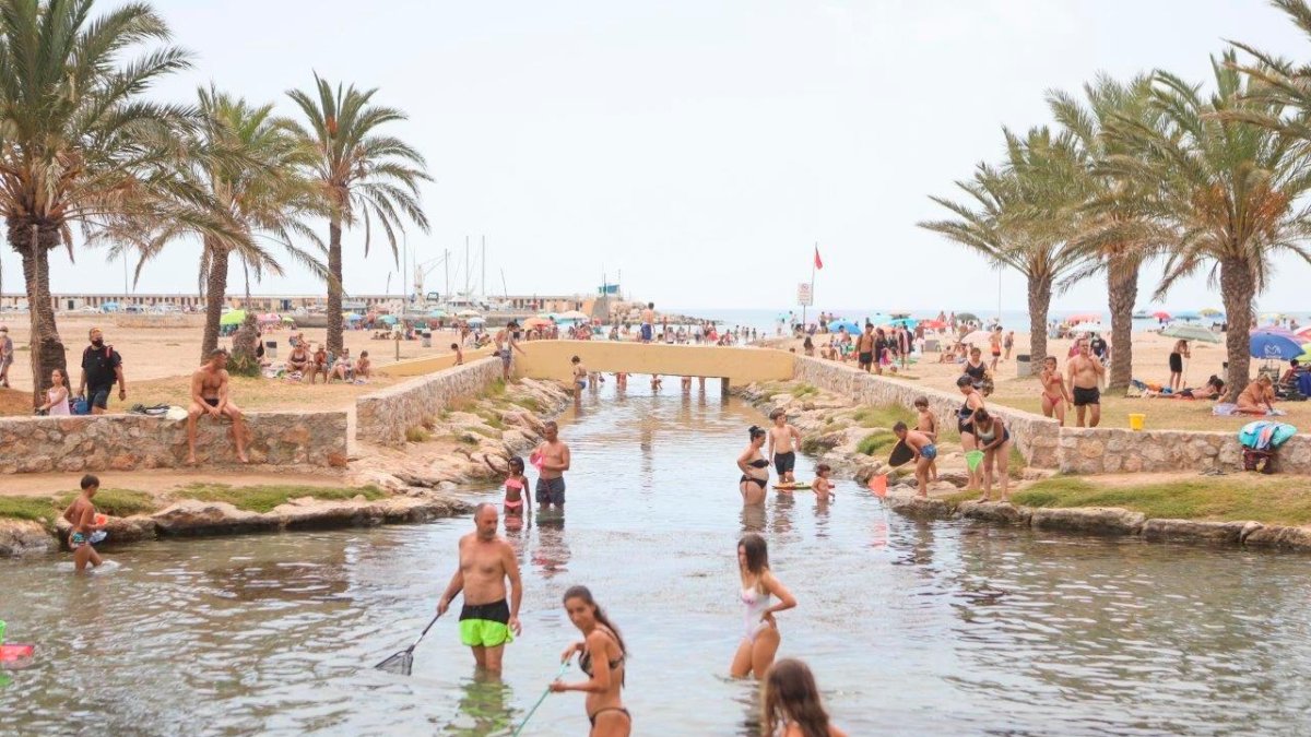 Coma-ruga hará más accesible el río de agua termal que recorre la playa