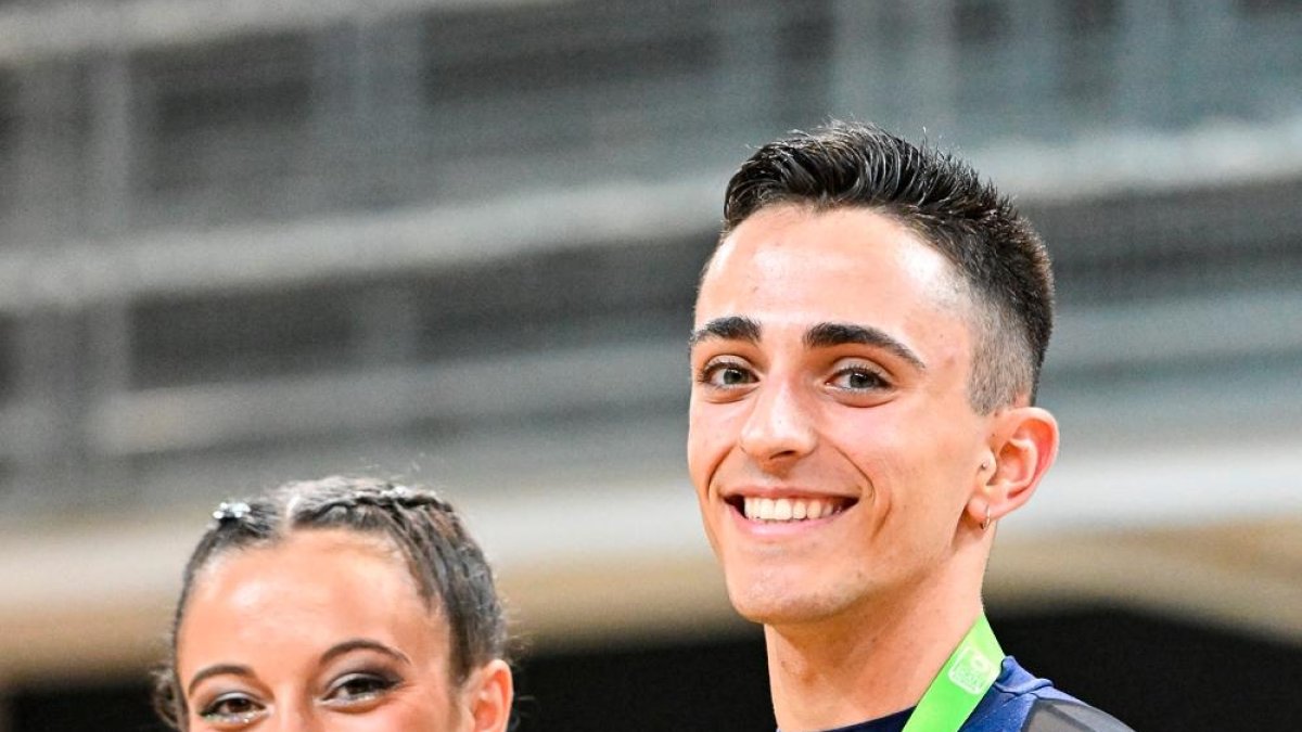 El torrense Ot Font posa con la medalla de plata  junto a la patinadora Lidia Mateo, que logró el  bronce.