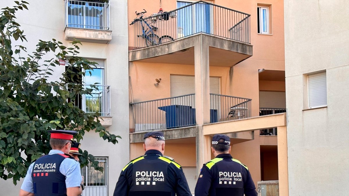 Imagen del desalojo de 15 pisos okupados este miércoles pasado en Roda de Berà.