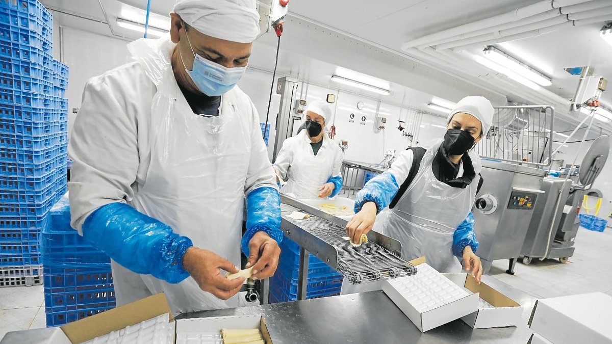 Elaboración de canelones de pollo en las instalaciones de Granja Gaià en La Riera de Gaià.