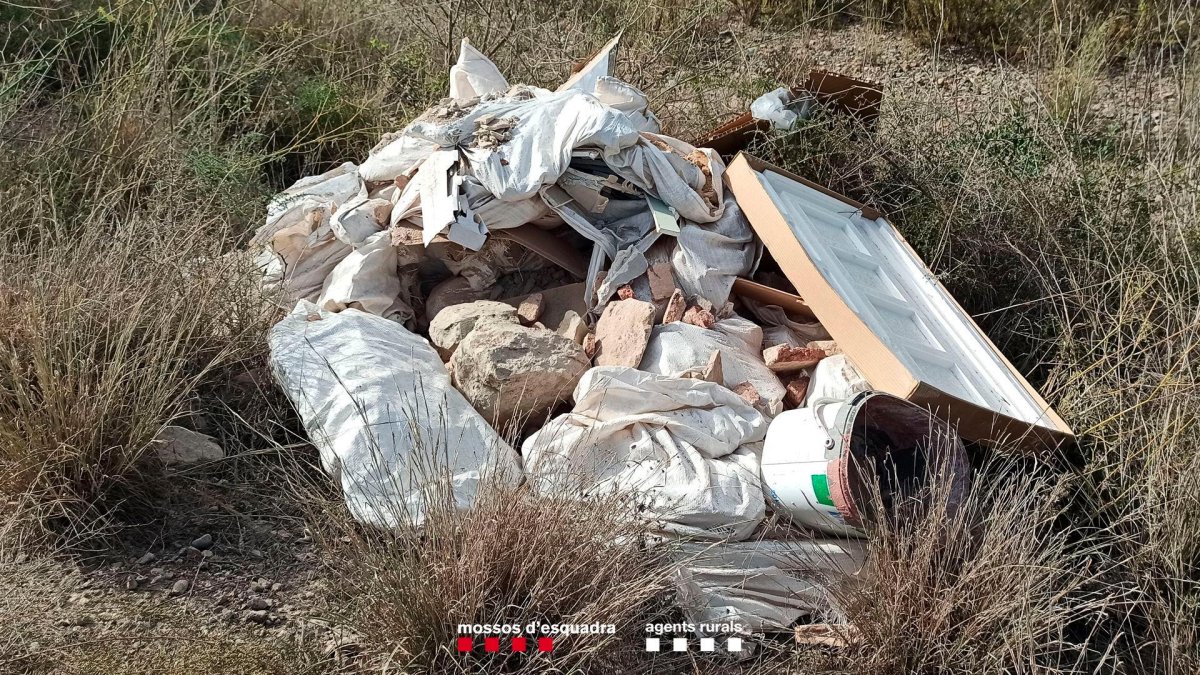 El veí va ser denunciat per fer abocaments il·legals al medi natural i gestionar residus sense autorització.
