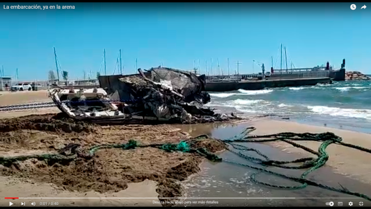 VIDEO: Logran sacar del mar el barco hundido de Coma-ruga