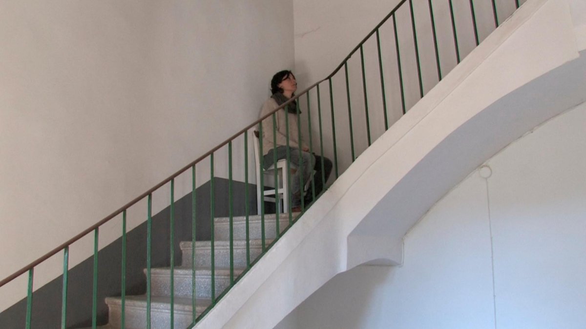 La artista en un momento de la investigación sobre el proceso creativo del pintor.