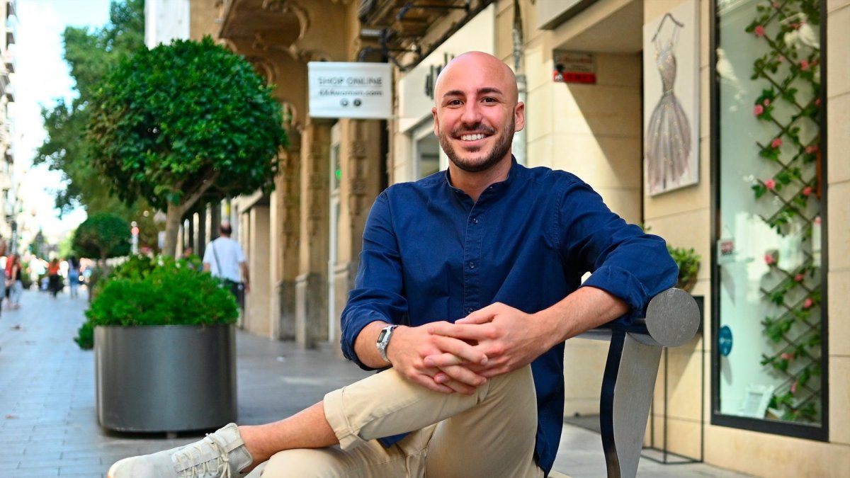 Licenciado en ADE por la Universidad Rovira y Virgili, dio el salto al mundo del papel.