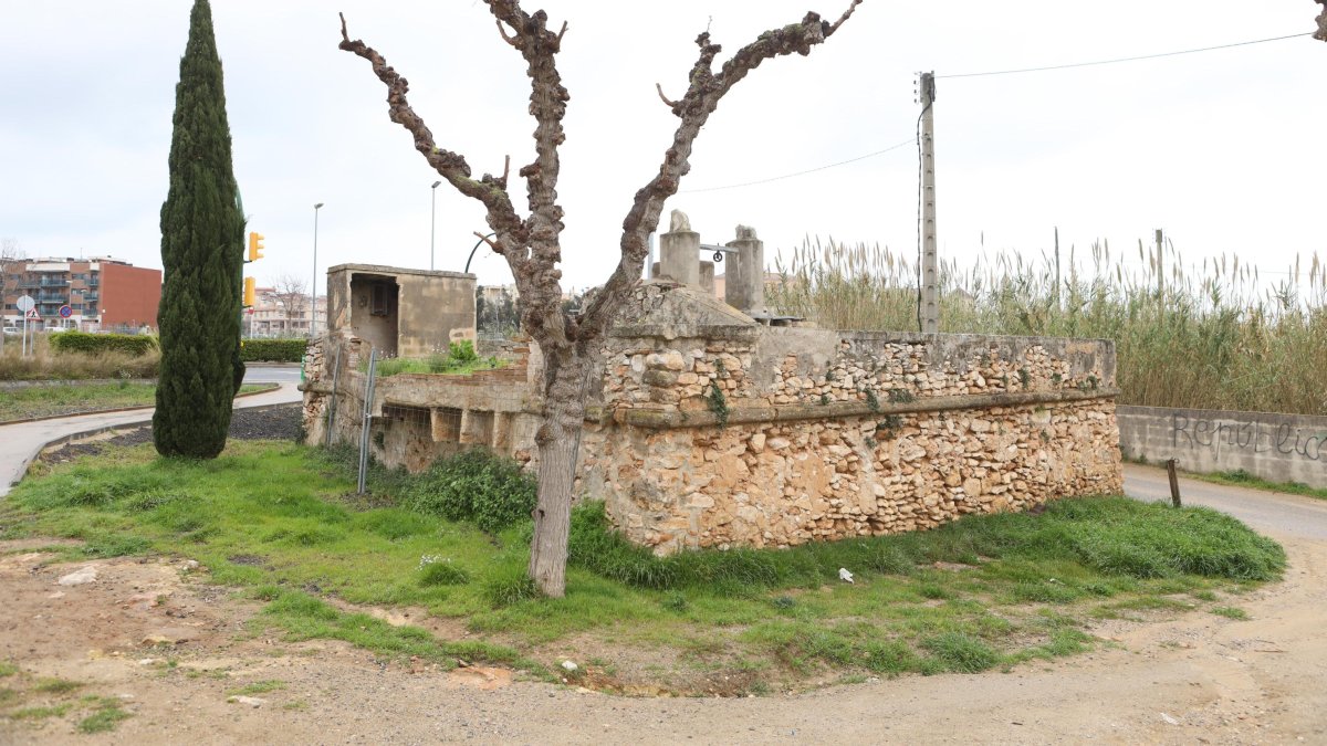La Sínia de la Vila se encuentra al lado del cementerio, al pie de la calle de la riera de Gaià.