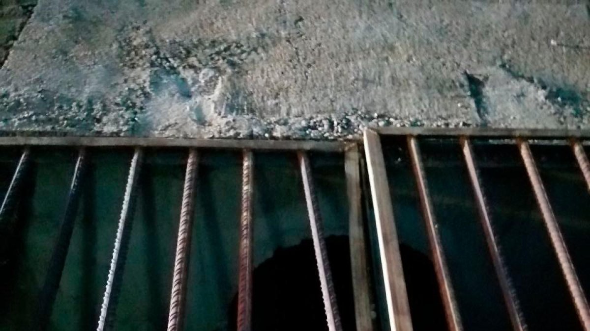 Imagen de la alcantarilla en que quedó atrapada la chica.