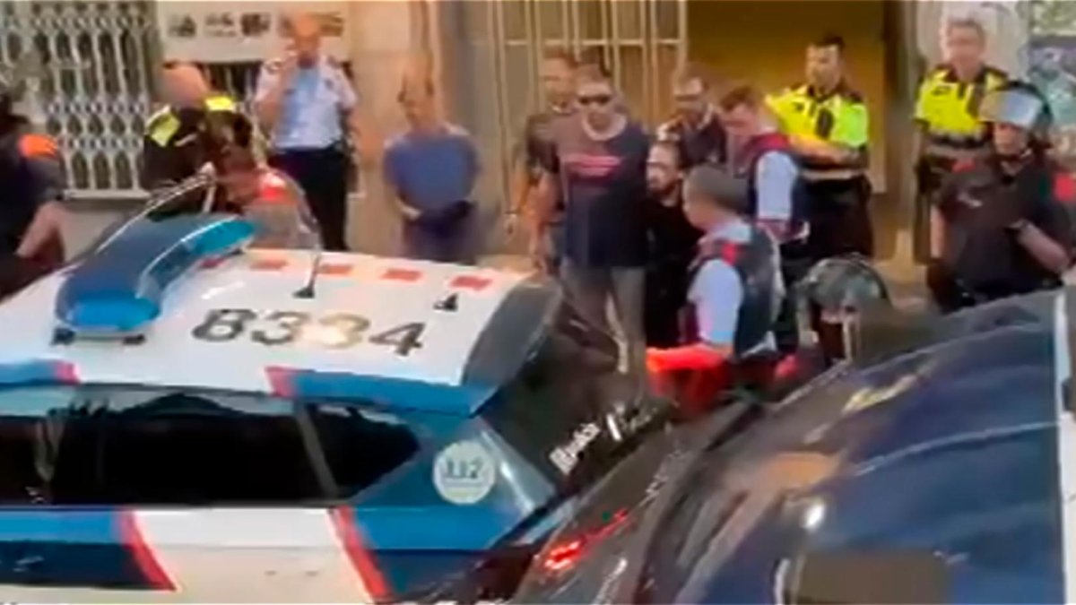 Moment en què els Mossos d’Esquadra introduïen en el vehicle policial un dels detinguts.