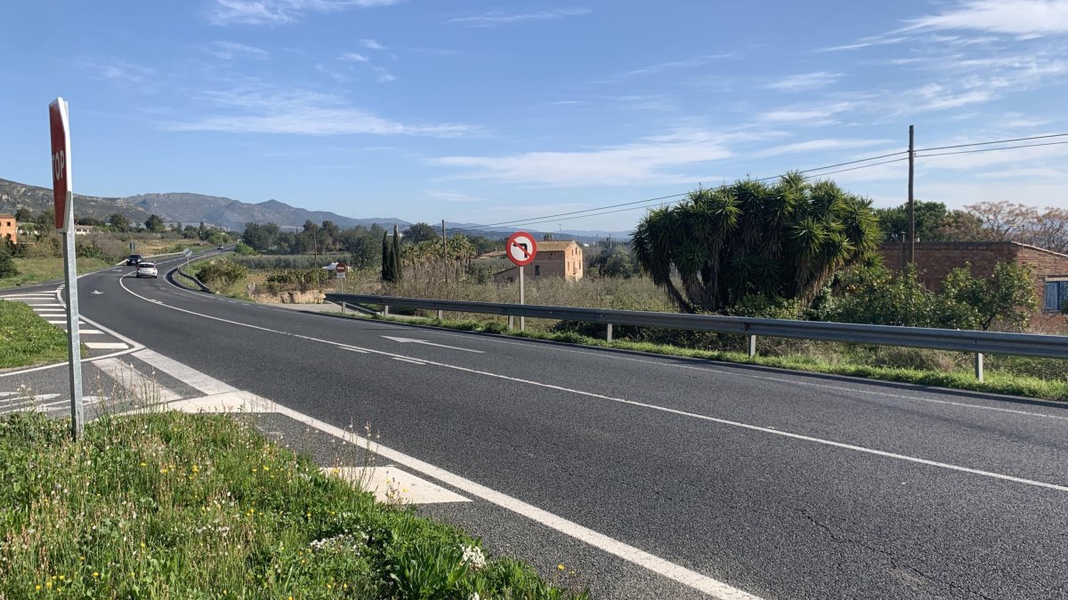 El nou camí circularà en paral·lel a aquest tram de la C-14 al seu pas per Alcover.