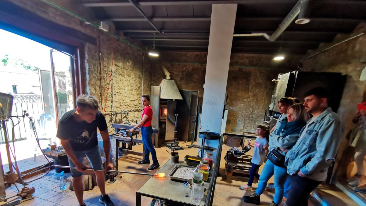 Rafa Abdon al seu taller del Museu del Vidre de Vimbodí i Poblet.