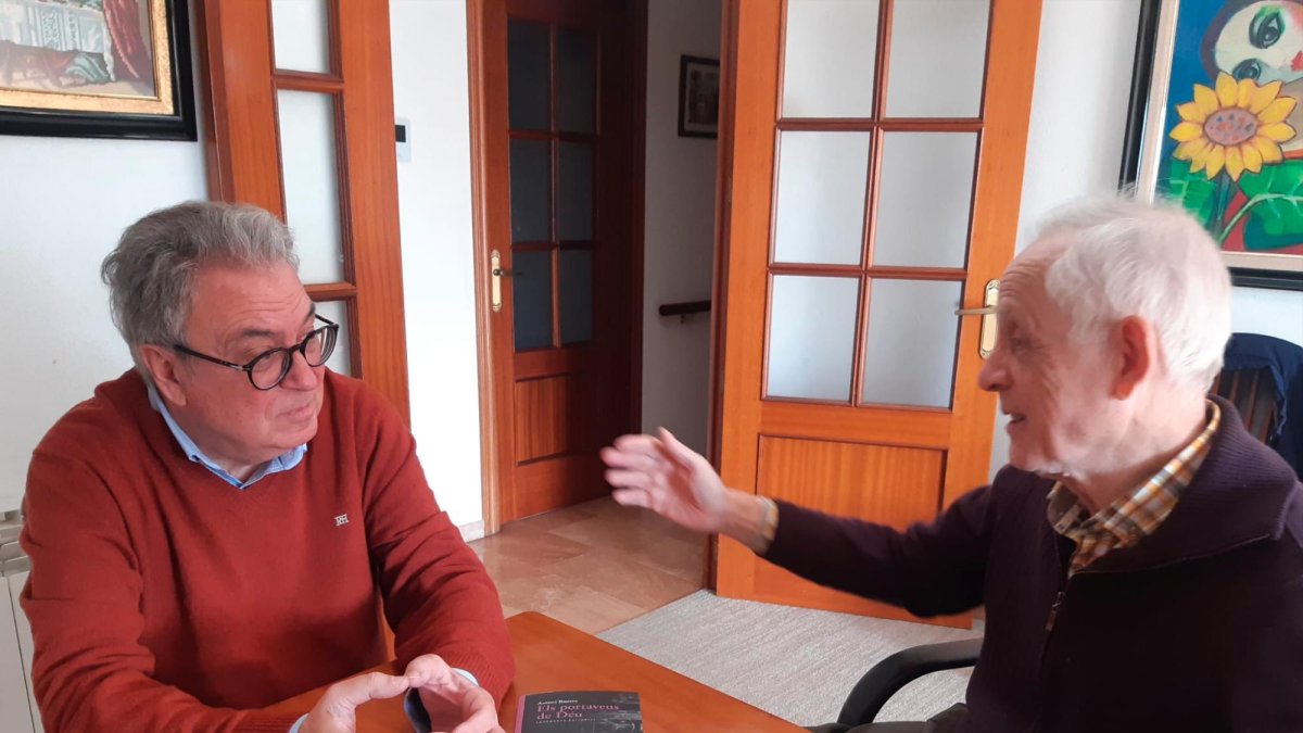 Antoni Batista, periodista, músico y colaborador de la contraportada, conversa con Antoni Coll.