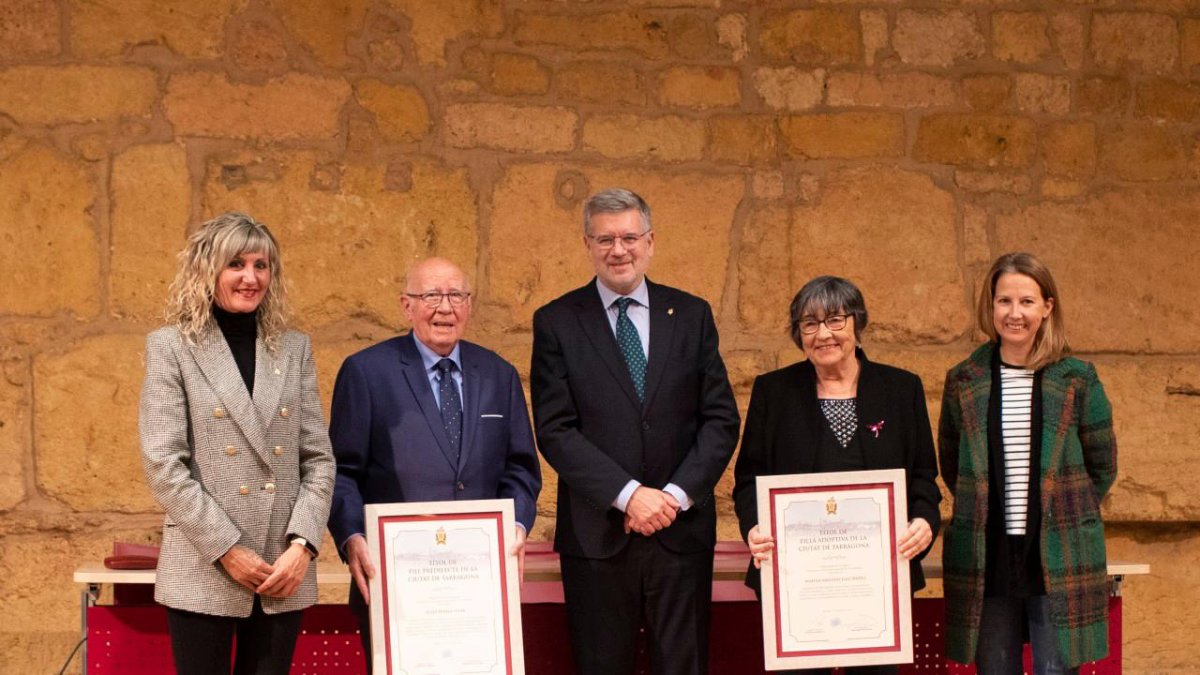 Maruja Aragoncillo i Josep Ferré, juntament amb Pau Ricomà, amb les seves distincions
