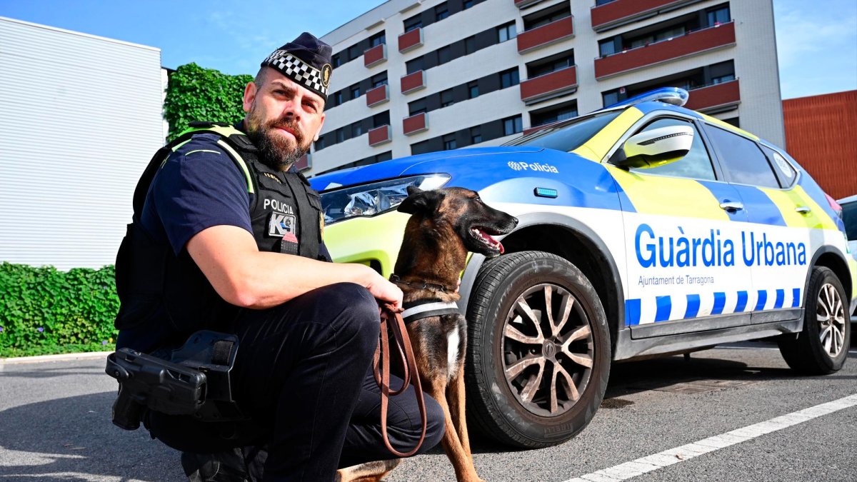 Fran y Lim, en la comisaría de la Guàrdia Urbana.