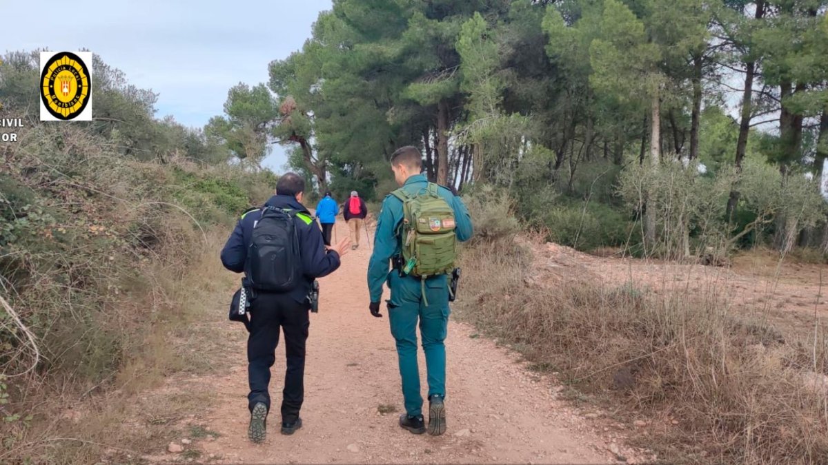 Los agentes de la unidad Seprona de la Guardia Civil y de la Policía Local de Montblanc durante la marcha senderista.