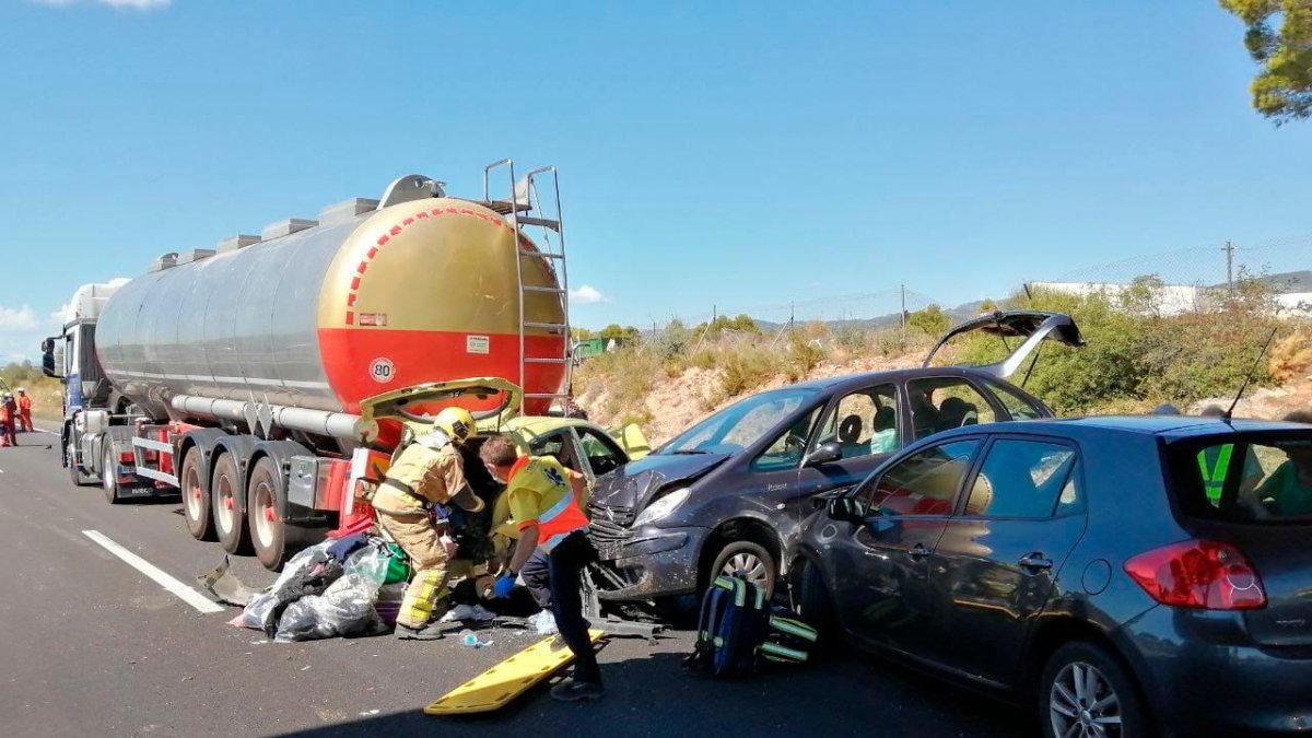 En el accidente se han visto implicados un camión cisterna y tres turismos.
