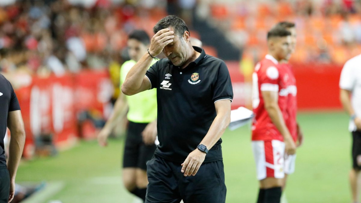 Raül Agné se lamenta en un encuentro en el Nou Estadi.