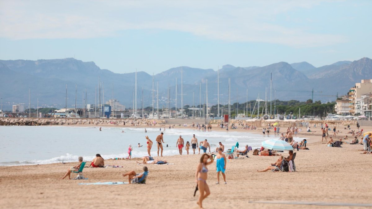 En Cambrils, ayer las playas estaban llenas de gente.