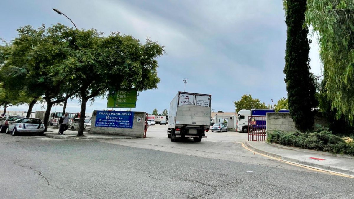 Entrada del aparcamiento de camiones, disponible las 24 horas, entre la calle de Pintor Fuster y la avenida de Sant Bernat Calvó.