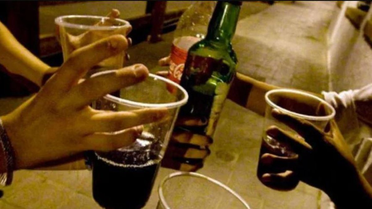 Imagen de archivo de un botellón en la calle.