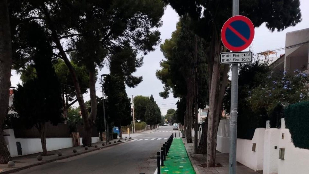 Ante la dificultad de caminar por las aceras, se ha ganado espacio peatonal en la calzada.